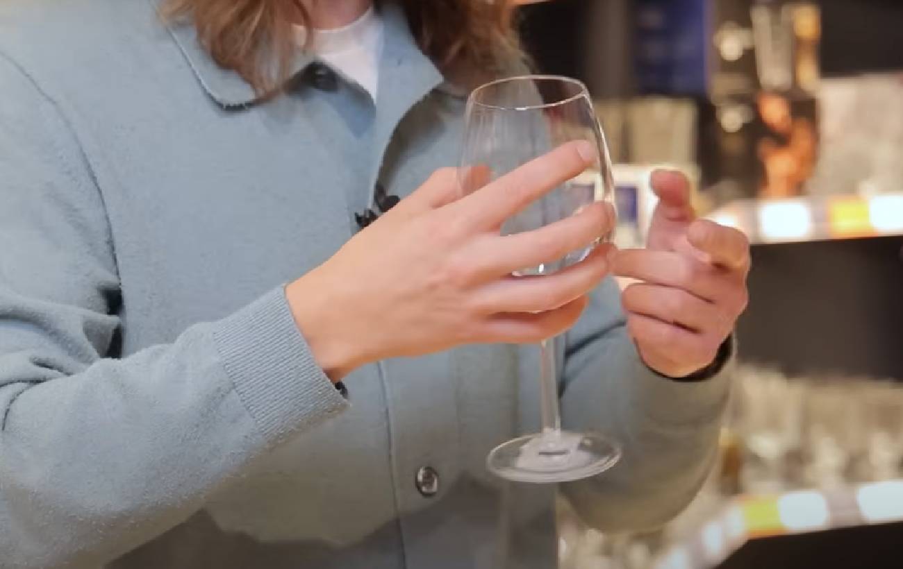 Как правильно держать бокал с вином, чтобы вкус был идеальным